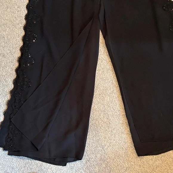 Elegant Black Wide-Leg Pants with Lace Detail - Picture 3 of 4